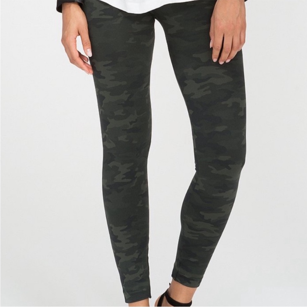 Spanx Look at Me Now Seamless Leggings Camo Print size Medium Green Black